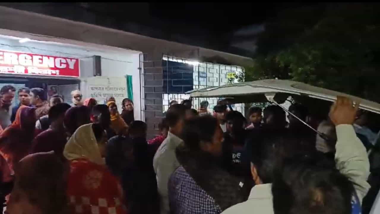 Murhsidabad: বধূর দেহ হাসপাতালে ফেলে পালাল শ্বশুরবাড়ি, খুনের অভিযোগ পরিবারের Murhsidabad: বধূর দেহ হাসপাতালে ফেলে পালাল শ্বশুরবাড়ি, খুনের অভিযোগ পরিবারের