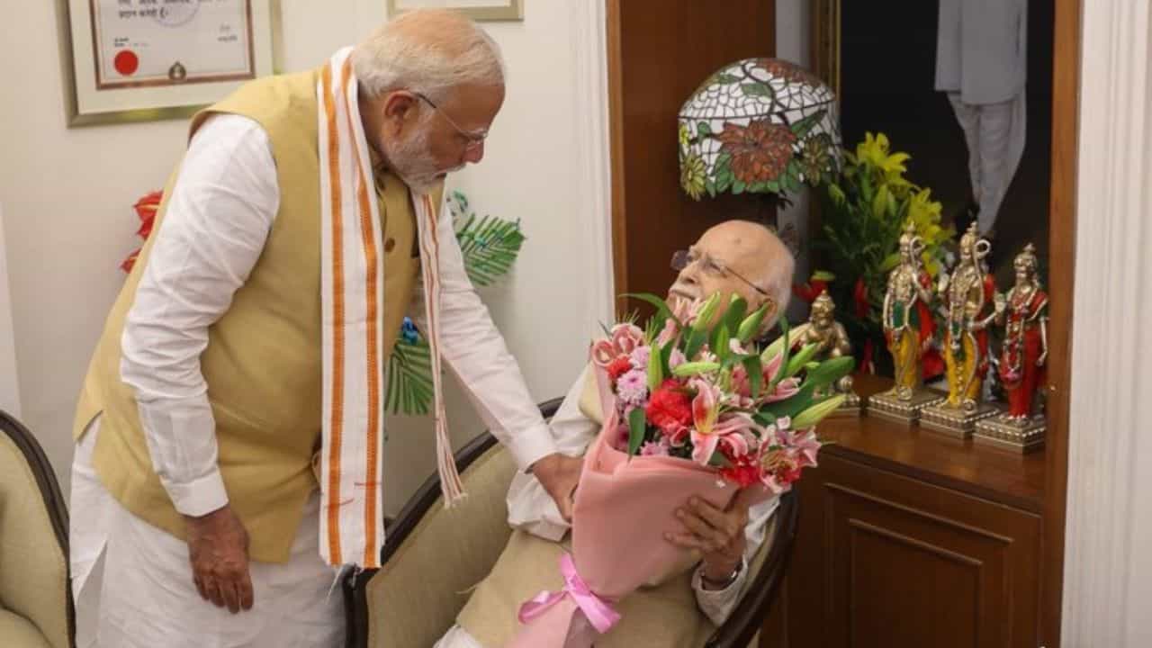 PM Modi meets LK Advani: 'গুরু'-র বাড়িতে 'শিষ্য', আদবাণীকে জন্মদিনের শুভেচ্ছা মোদীর PM Modi meets LK Advani: 'গুরু'-র বাড়িতে 'শিষ্য', আদবাণীকে জন্মদিনের শুভেচ্ছা মোদীর