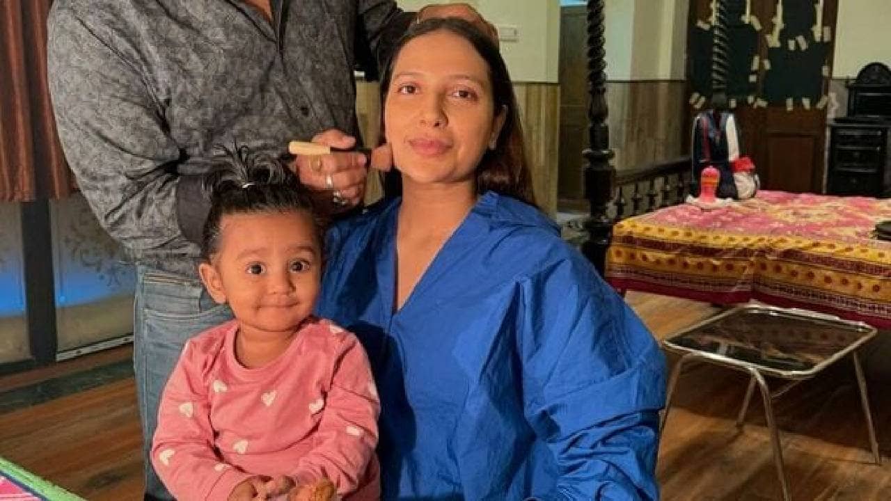 মডেল শুভশ্রী, মেকআপ আর্টিস্ট ইয়ালিনি! ছবির সেটে রাজের কন্যার কীর্তি দেখুন