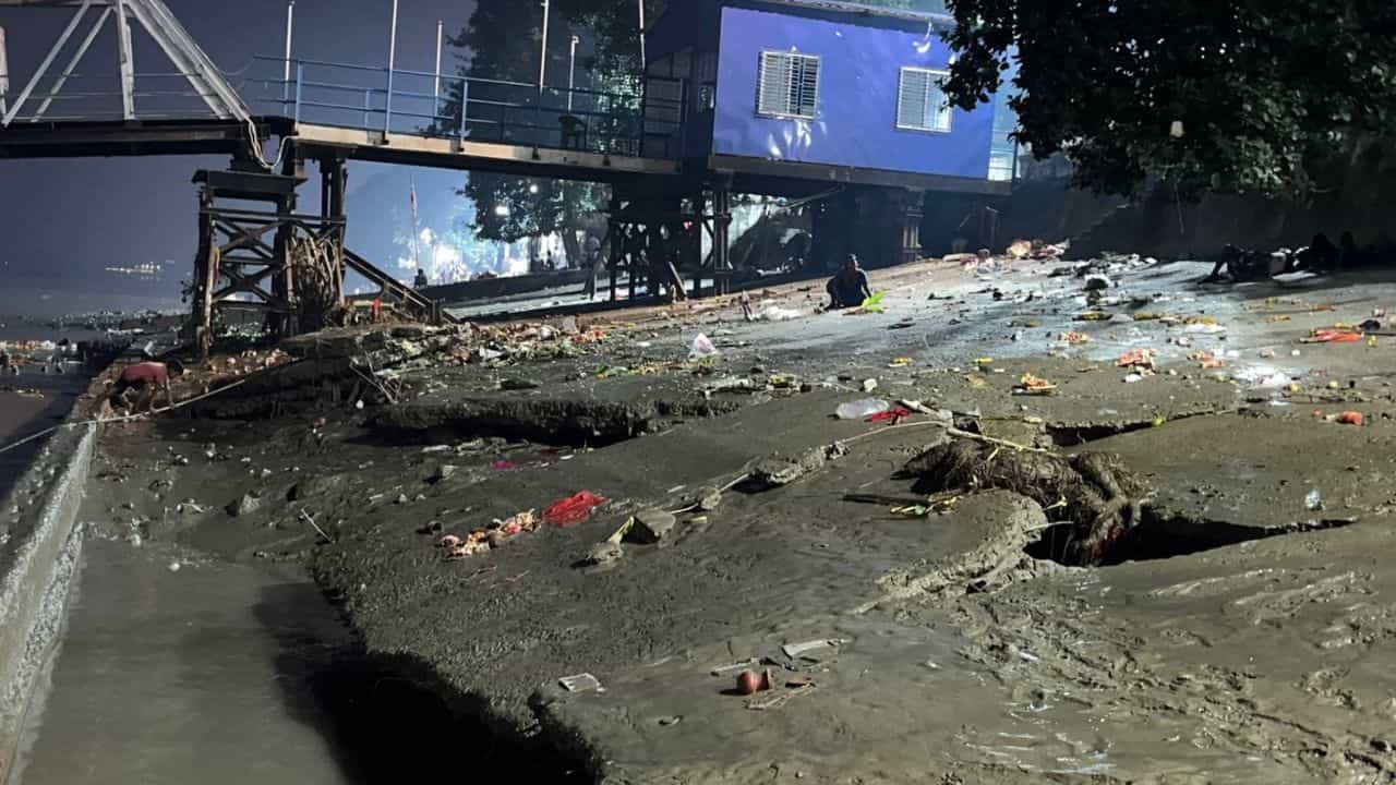 Nimtala Ghat: এবার বিপদের মুখে কলকাতা! গঙ্গা 'গিলে খেল' নিমতলা ঘাটের একাংশ, বাগবাজারকে নিয়েও বাড়ছে উদ্বেগ Nimtala Ghat: এবার বিপদের মুখে কলকাতা! গঙ্গা 'গিলে খেল' নিমতলা ঘাটের একাংশ, বাগবাজারকে নিয়েও বাড়ছে উদ্বেগ