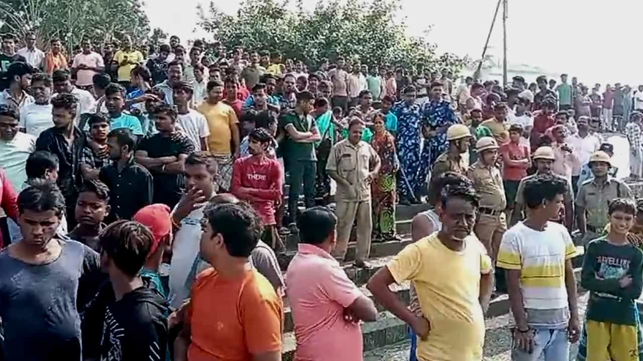 Nodakhali: গঙ্গায় স্নান করতে বিপত্তি, মৃত্যুমুখ থেকে একজন ফিরলেও তলিয়ে গেল ৪ বন্ধু Nodakhali: গঙ্গায় স্নান করতে বিপত্তি, মৃত্যুমুখ থেকে একজন ফিরলেও তলিয়ে গেল ৪ বন্ধু