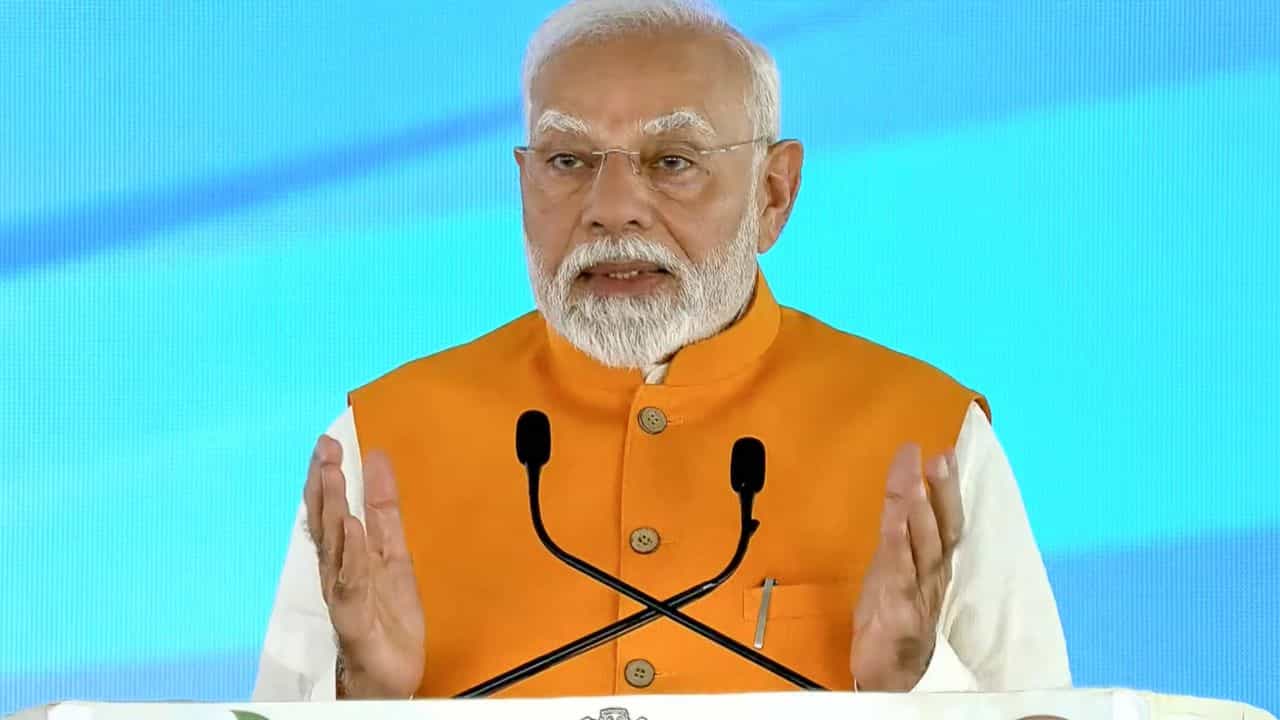 PM Narendra Modi: যুব সমাজের পথের বাধা সরাতে কী করছে কেন্দ্র? জানিয়ে দিলেন মোদী PM Narendra Modi: যুব সমাজের পথের বাধা সরাতে কী করছে কেন্দ্র? জানিয়ে দিলেন মোদী