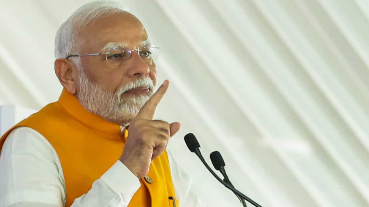 Narendra Modi: প্রাক্তন সেনা জওয়ানদের আত্মত্যাগে শ্রদ্ধা জানাতেই 'ওয়ান র্যাঙ্ক ওয়ান পেনশন', বললেন মোদী Narendra Modi: প্রাক্তন সেনা জওয়ানদের আত্মত্যাগে শ্রদ্ধা জানাতেই 'ওয়ান র্যাঙ্ক ওয়ান পেনশন', বললেন মোদী