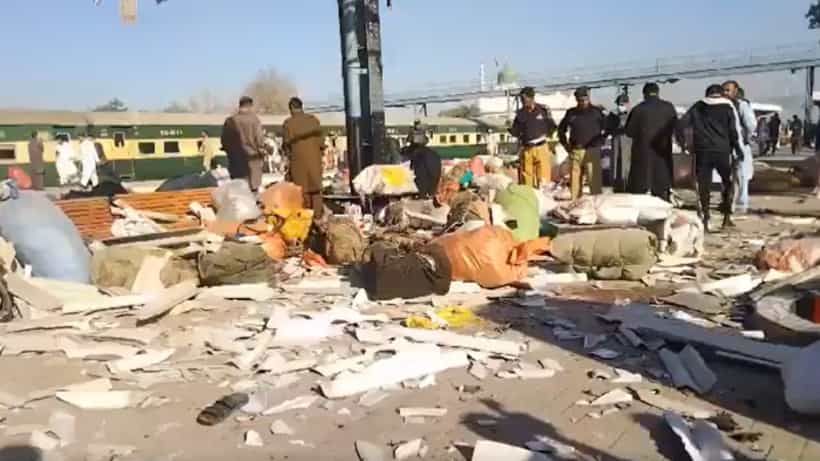 Pakistan Blast: রেলস্টেশন জুড়ে চাপ চাপ রক্ত, ছিন্নভিন্ন হয়ে পড়ে আছে হাত-পা! ভয়াবহ বিস্ফোরণে মৃত কমপক্ষে ২০