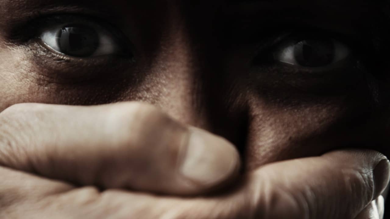 Birbhum: পেয়ারা চাইতে বাড়িতে ঢুকেছিল যুবক, কিছুক্ষণের মধ্যেই শোনা গেল যুবতীর চিৎকার, কাণ্ড দেখে চোখ কপালে প্রতিবেশীদের