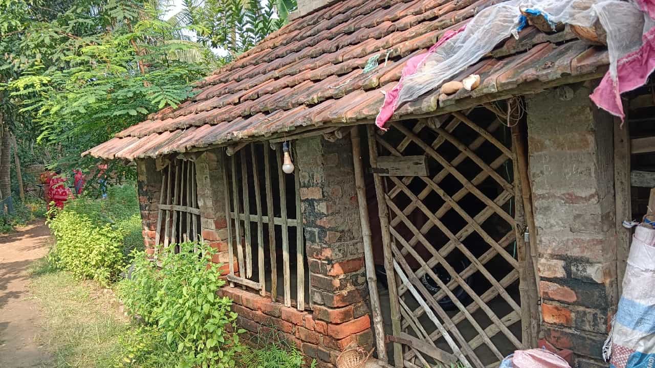 Purba Medinipur: সকালে শেষ ফোন, দুপুরে বারবার যোগাযোগ করেও আর পায়নি ছেলে, শেষে প্রতিবেশীর কথায় ভাঙল আকাশ Purba Medinipur: সকালে শেষ ফোন, দুপুরে বারবার যোগাযোগ করেও আর পায়নি ছেলে, শেষে প্রতিবেশীর কথায় ভাঙল আকাশ