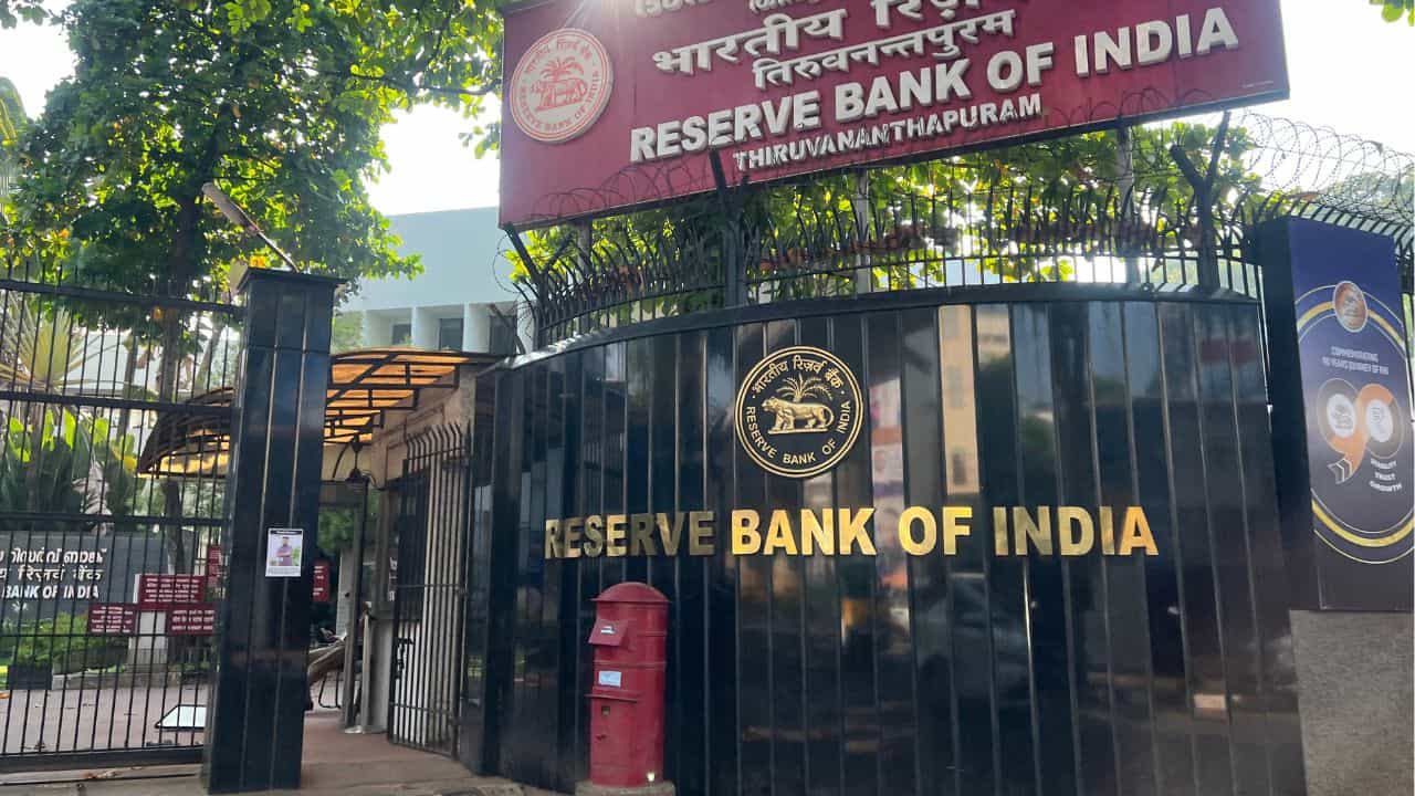RBI Threat Call: গুরুগম্ভীর গলায় ওপ্রান্ত থেকে বলল, 'লস্কর-ই-তৈবার CEO বলছি', তারপরই হইচই পড়ে গেল রিজার্ভ ব্যাঙ্কে RBI Threat Call: গুরুগম্ভীর গলায় ওপ্রান্ত থেকে বলল, 'লস্কর-ই-তৈবার CEO বলছি', তারপরই হইচই পড়ে গেল রিজার্ভ ব্যাঙ্কে