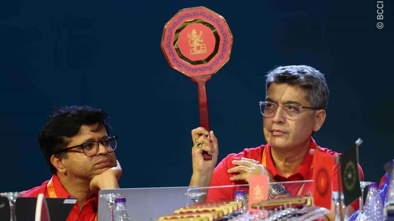 RCB IPL Auction 2025: বিদেশি প্রীতি, বোলিং ভারী; ব্যাটিংয়ে স্থানীয় প্রতিভায় এ বারও দুর্বল আরসিবি! RCB IPL Auction 2025: বিদেশি প্রীতি, বোলিং ভারী; ব্যাটিংয়ে স্থানীয় প্রতিভায় এ বারও দুর্বল আরসিবি!
