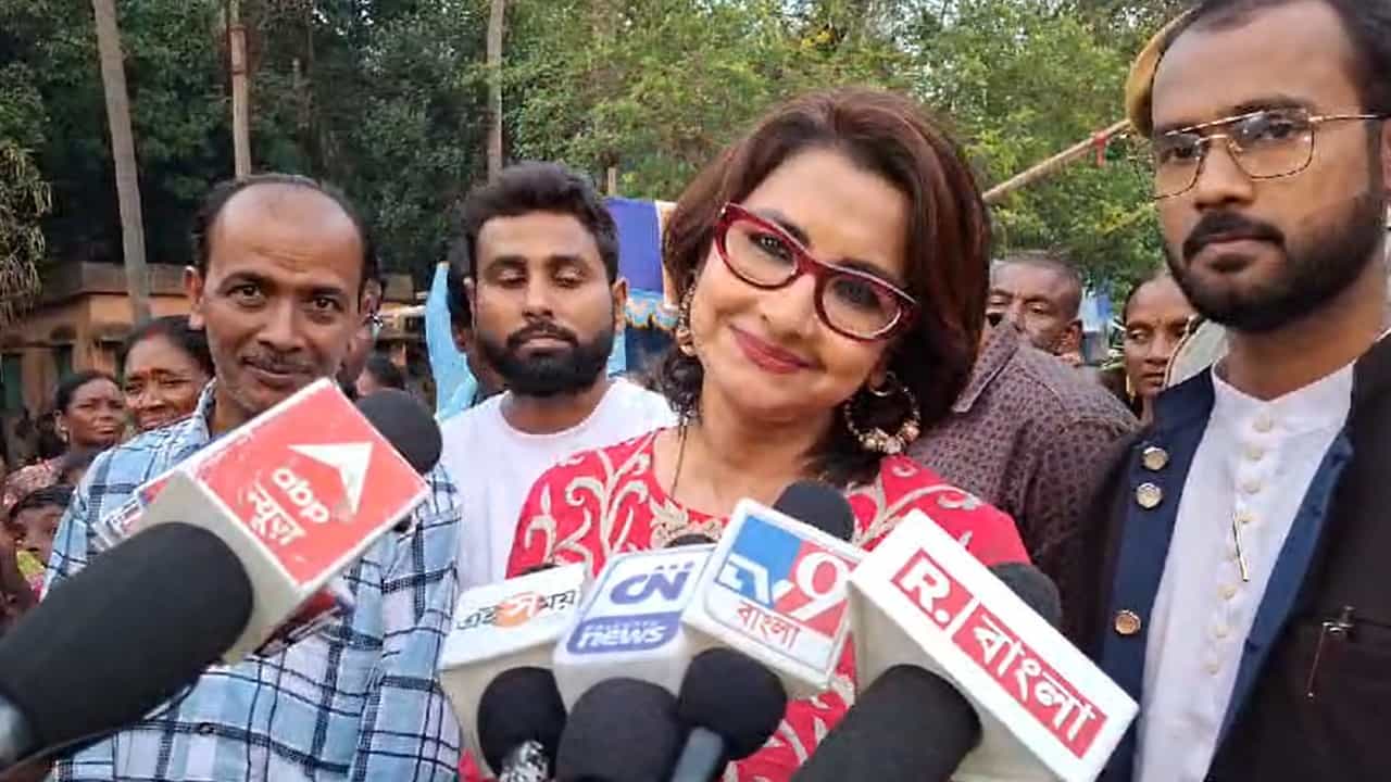 Rachana Banerjee: আপনার বাড়িতে কেউ কার্তিক ফেলেছে? প্রশ্ন শুনেই খিলখিল করে হেসে রচনা বললেন… Rachana Banerjee: আপনার বাড়িতে কেউ কার্তিক ফেলেছে? প্রশ্ন শুনেই খিলখিল করে হেসে রচনা বললেন…