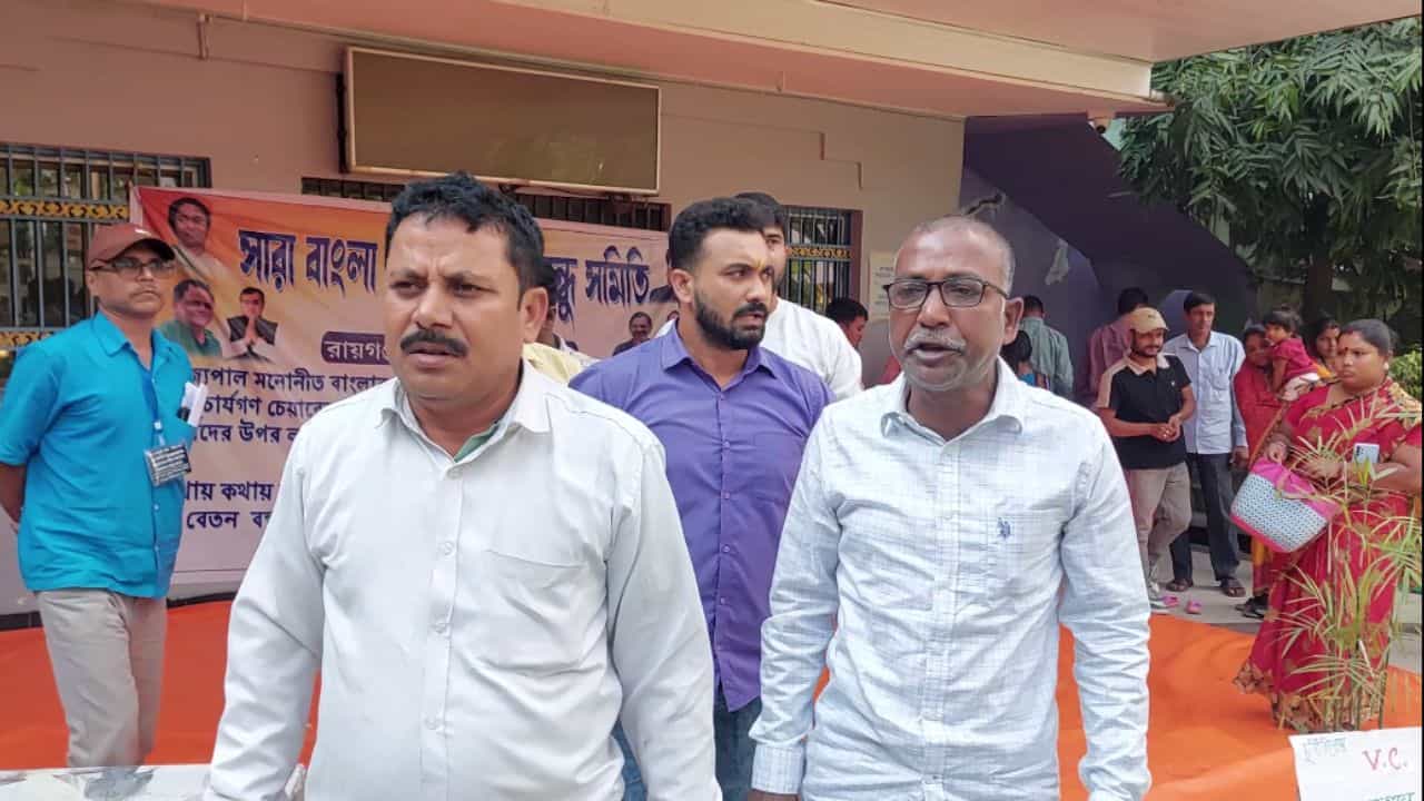 Raiganj university: স্বজনপোষণ করছেন উপাচার্য! প্রতিবাদে পথে নামল তৃণমূল Raiganj university: স্বজনপোষণ করছেন উপাচার্য! প্রতিবাদে পথে নামল তৃণমূল