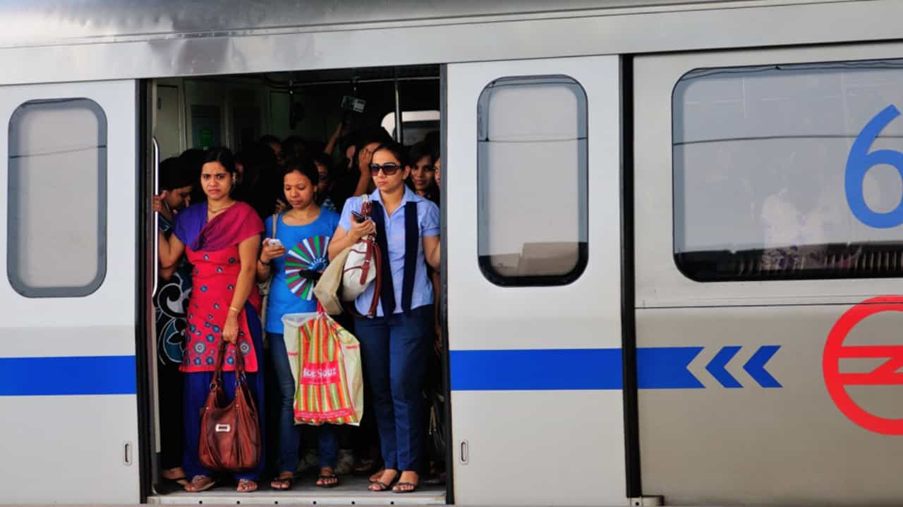 Indian Railway: মহিলা কামরায় ওঠার শাস্তি! রেলের হাতে কতজন গ্রেফতার? জরিমানার অঙ্ক শুনলেও চমকে উঠবেন Indian Railway: মহিলা কামরায় ওঠার শাস্তি! রেলের হাতে কতজন গ্রেফতার? জরিমানার অঙ্ক শুনলেও চমকে উঠবেন