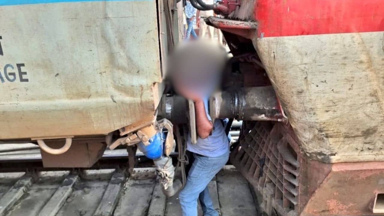 Accidental Death: বীভৎস! কাপলিং খুলতে গিয়ে দুই কামরার মাঝে পিষে গেলেন রেলকর্মী, দাঁড়িয়ে দাঁড়িয়ে ছবি তুলল যাত্রীরা