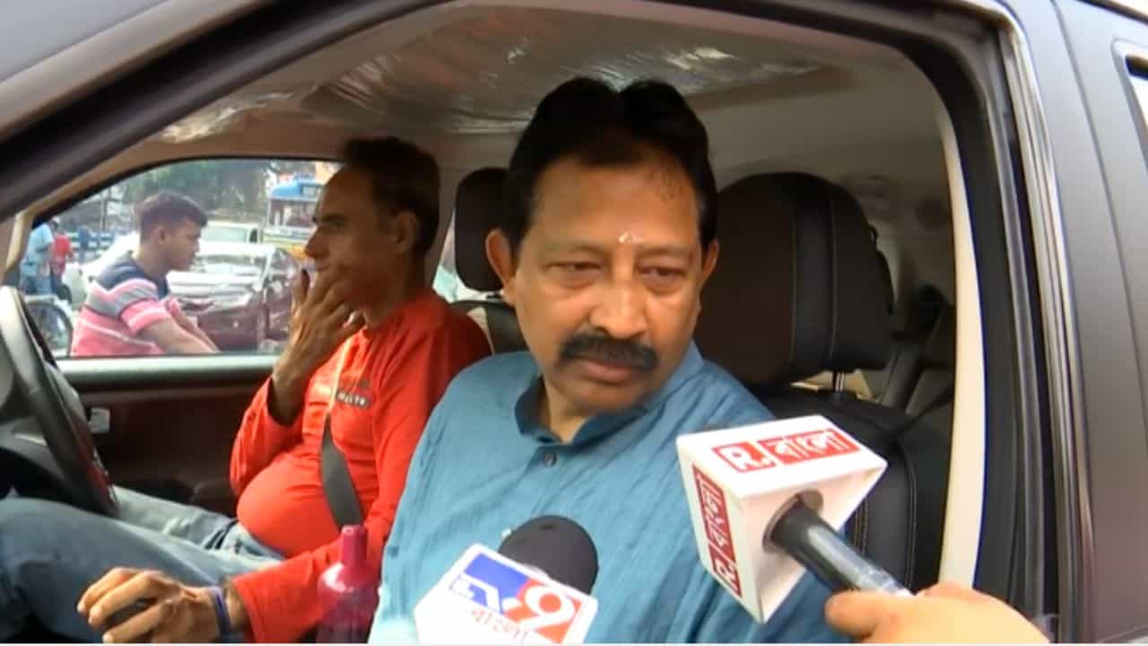 Rajib Banerjee: ভাইফোঁটা দিলেন মমতা, নিজের 'ভুল' নিয়ে বড় উপলব্ধি রাজীবের Rajib Banerjee: ভাইফোঁটা দিলেন মমতা, নিজের 'ভুল' নিয়ে বড় উপলব্ধি রাজীবের