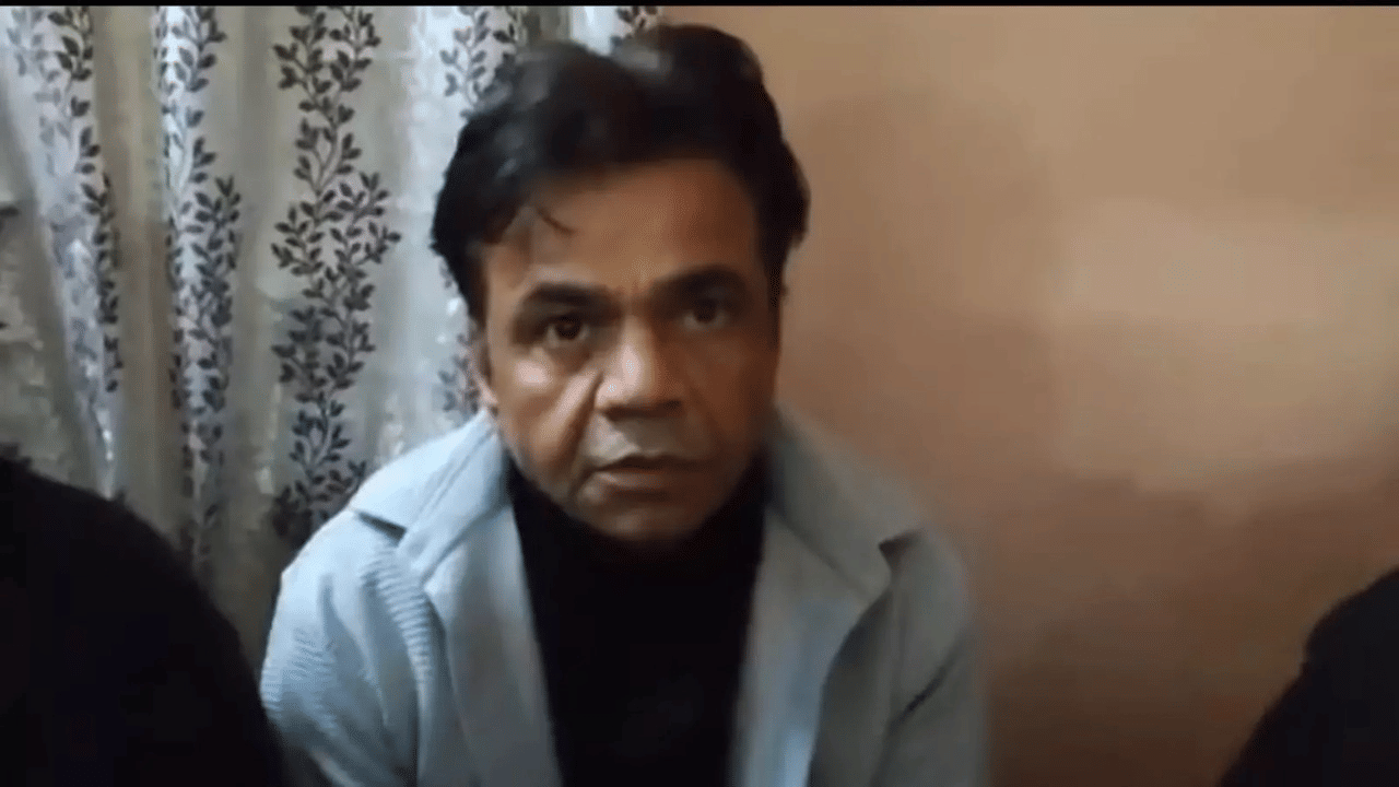 রেগে লাল রাজপাল যাদব! ছুড়ে দিলেন ফোন, নিমেষে ভাইরাল ভিডিয়ো রেগে লাল রাজপাল যাদব! ছুড়ে দিলেন ফোন, নিমেষে ভাইরাল ভিডিয়ো
