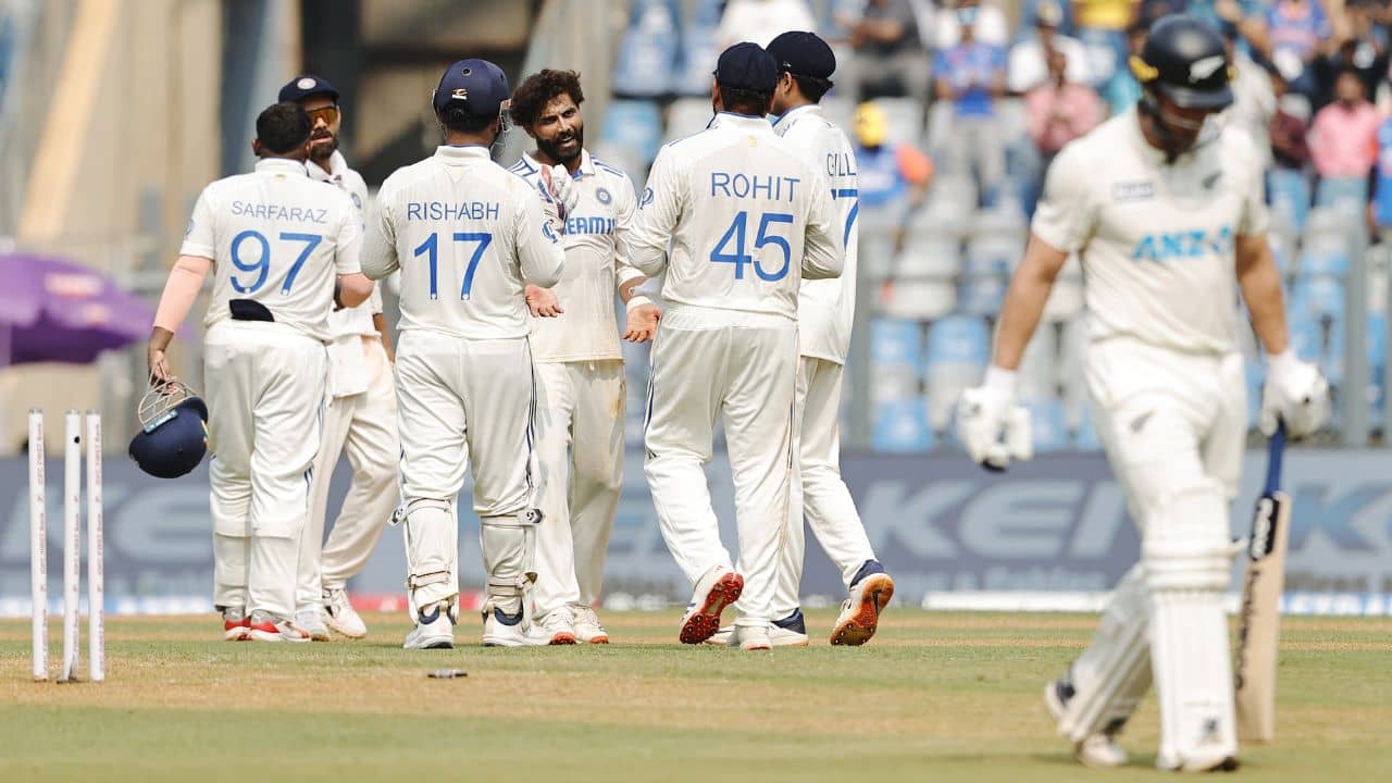 IND vs NZ: রবীন্দ্র জাডেজার ফাঁদে তিন, হাফসেঞ্চুরি হাঁকিয়ে চা বিরতিতে মিচেল