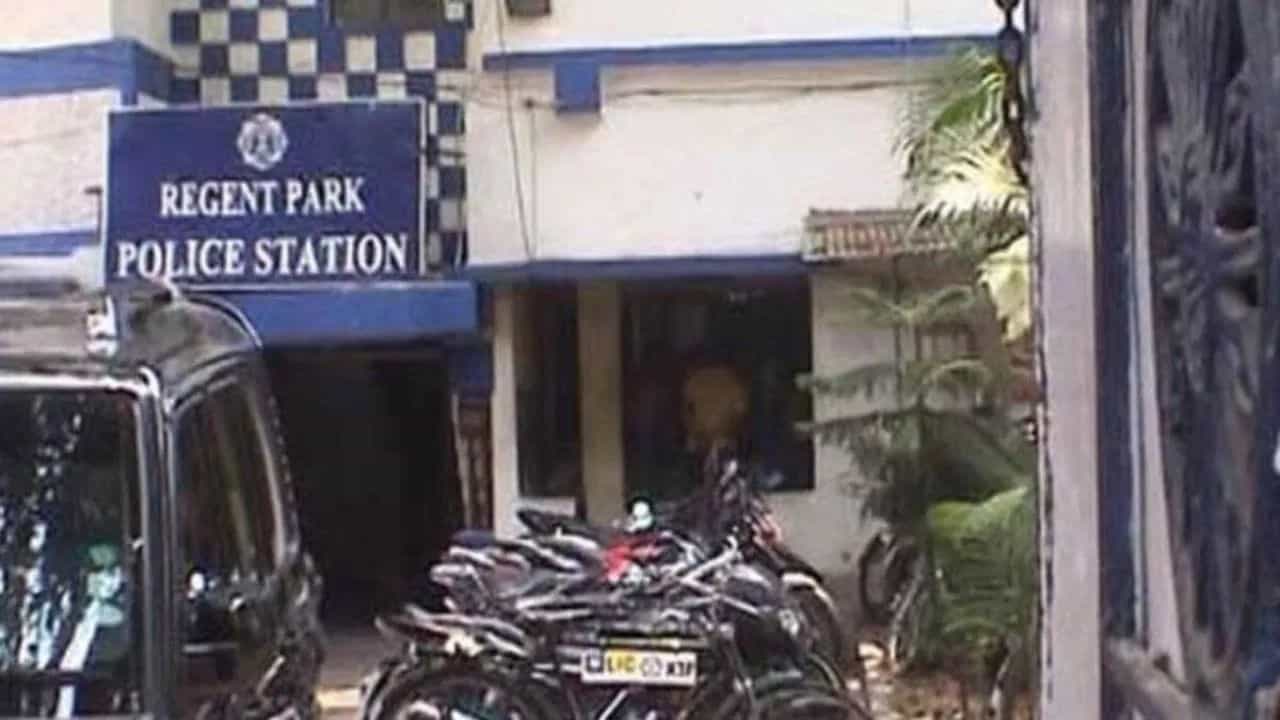 Attacked On Police: পাড়ার ঝামেলায় হঠাৎ কেন পুলিশ? অশান্তি থামাতে গিয়ে 'মার' খেয়ে গেলেন ট্রাফিক পুলিশই Attacked On Police: পাড়ার ঝামেলায় হঠাৎ কেন পুলিশ? অশান্তি থামাতে গিয়ে 'মার' খেয়ে গেলেন ট্রাফিক পুলিশই