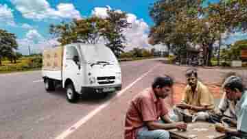 Road Accident: রাস্তার ধারে বসে তাস খেলছিলেন, ধেয়ে এল মদ বোঝাই পিকআপ ভ্যান