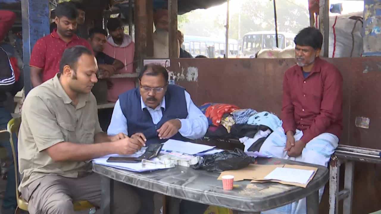 Kolkata STF: সাত সকালে ধর্মতলায় হইচই কাণ্ড, মনোয়ার শেখের ব্যাগ থেকে উদ্ধার গুচ্ছ-গুচ্ছ জাল নোট Kolkata STF: সাত সকালে ধর্মতলায় হইচই কাণ্ড, মনোয়ার শেখের ব্যাগ থেকে উদ্ধার গুচ্ছ-গুচ্ছ জাল নোট