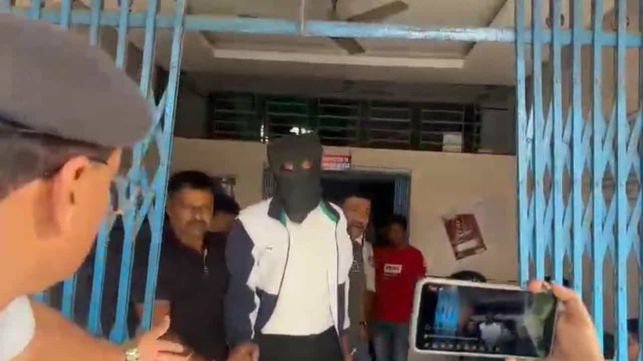Siliguri: বাড়িতে স্ত্রী, বাইরে প্রেমিকা, কাকে খুন করলেন জওয়ান? Siliguri: বাড়িতে স্ত্রী, বাইরে প্রেমিকা, কাকে খুন করলেন জওয়ান?