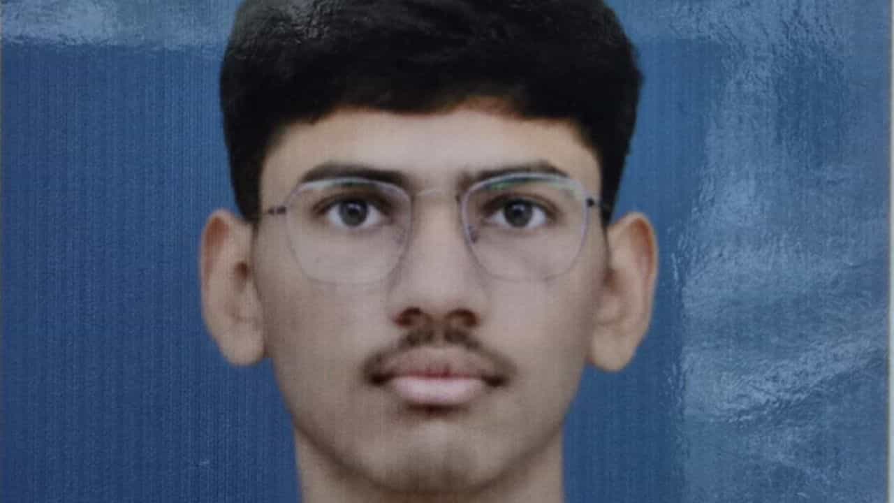 ঠায় ৩ ঘণ্টা রোদে দাঁড় করিয়ে 'ইন্ট্রো' নিচ্ছিল সিনিয়র দাদারা, হস্টেলের ছাদেই যা হয়ে গেল মেডিক্যাল পড়ুয়ার সঙ্গে... ঠায় ৩ ঘণ্টা রোদে দাঁড় করিয়ে 'ইন্ট্রো' নিচ্ছিল সিনিয়র দাদারা, হস্টেলের ছাদেই যা হয়ে গেল মেডিক্যাল পড়ুয়ার সঙ্গে...