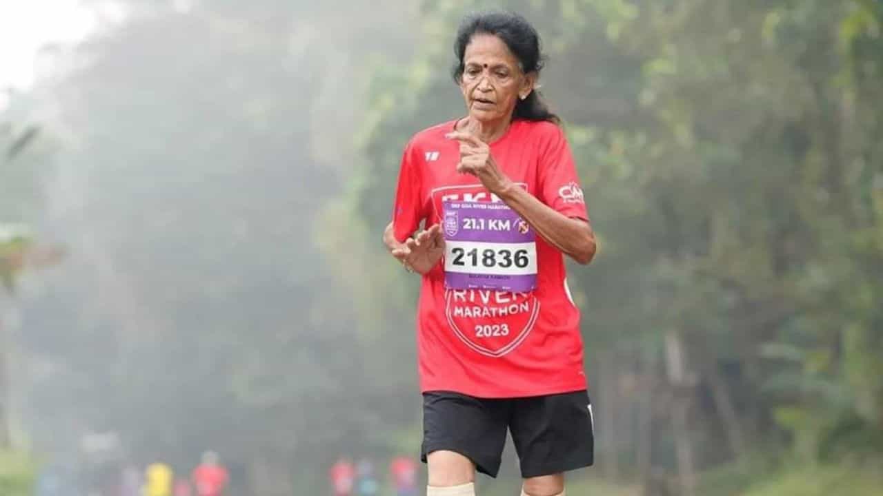 Sulatha Kamatha: পুত্র ক'দিন আগেই মারা গিয়েছে, তবু জীবনের দৌড় থামাননি তিয়াত্তরের 'ষোড়শী' Sulatha Kamatha: পুত্র ক'দিন আগেই মারা গিয়েছে, তবু জীবনের দৌড় থামাননি তিয়াত্তরের 'ষোড়শী'