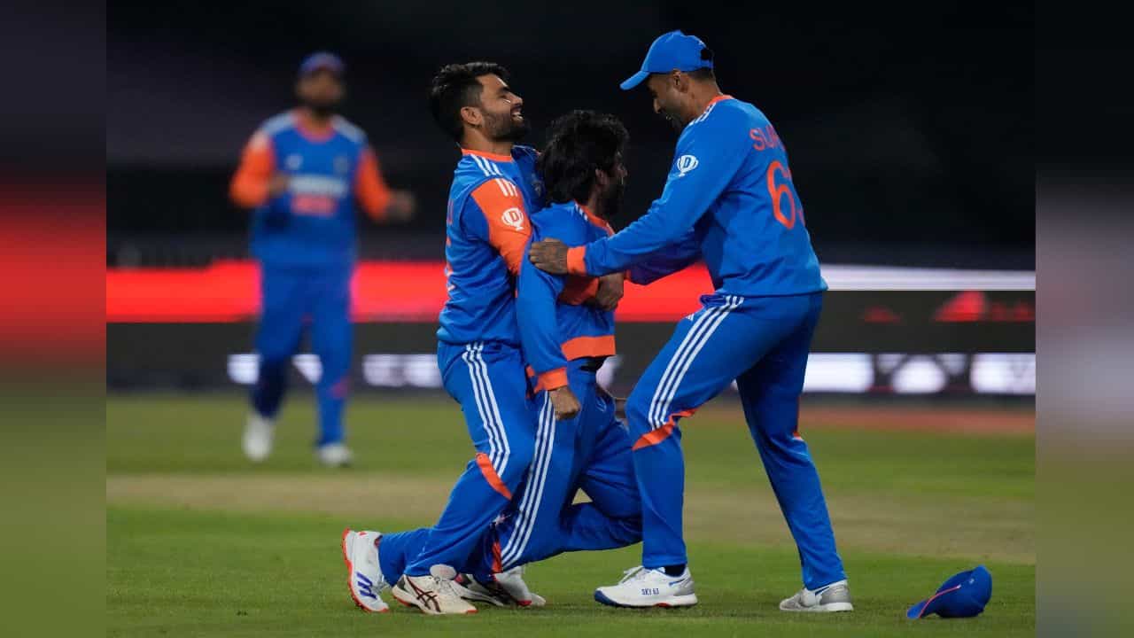Suryakumar Yadav: প্রোটিয়া সিরিজ জিতলেও ব্যাট হাতে ব্যর্থ ক্যাপ্টেন, বিশেষ কারণে মন জিতলেন সূর্যকুমার... Suryakumar Yadav: প্রোটিয়া সিরিজ জিতলেও ব্যাট হাতে ব্যর্থ ক্যাপ্টেন, বিশেষ কারণে মন জিতলেন সূর্যকুমার...
