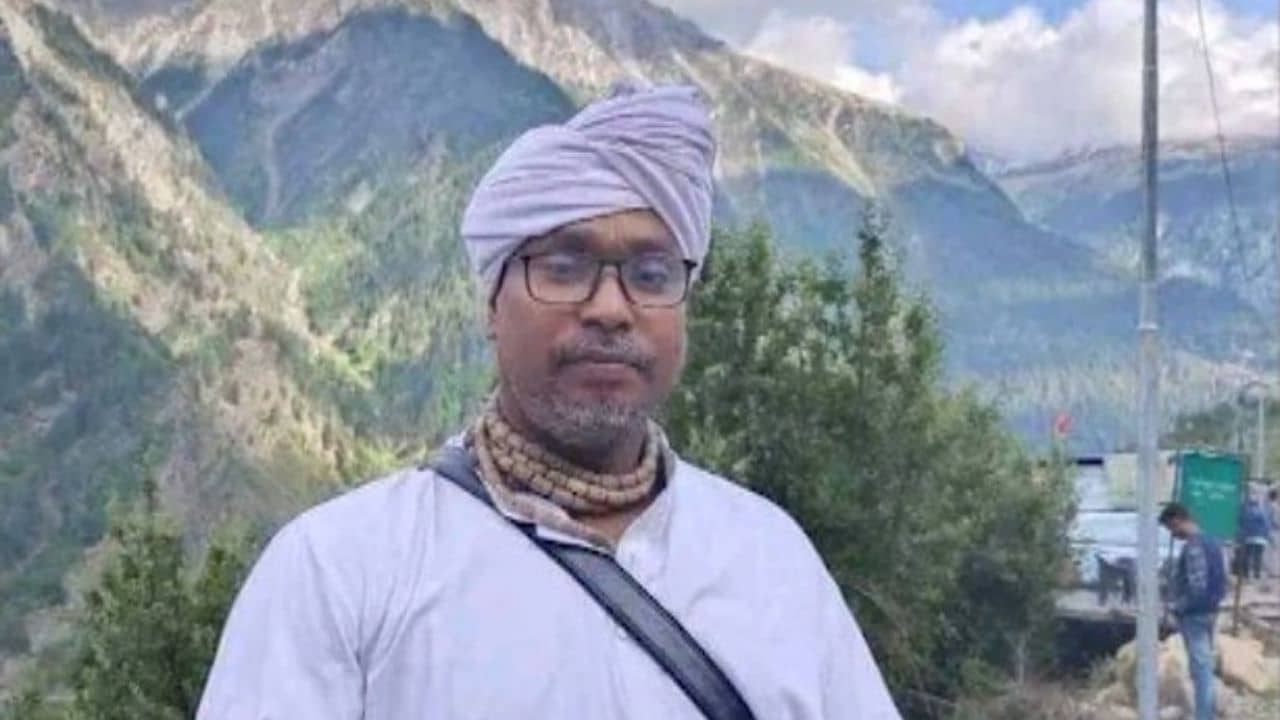 Bangladesh Unrest: বেছে বেছে সনাতনীদেরই নিশানা, বাংলাদেশে চিন্ময় কৃষ্ণের পর গ্রেফতার মহারাজ স্বরূপ দাসও