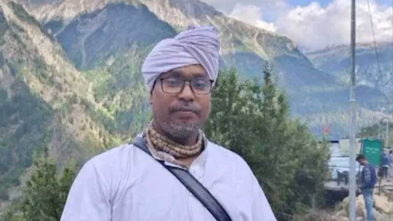 Bangladesh Unrest: বেছে বেছে সনাতনীদেরই নিশানা, বাংলাদেশে চিন্ময় কৃষ্ণের পর গ্রেফতার মহারাজ স্বরূপ দাসও Bangladesh Unrest: বেছে বেছে সনাতনীদেরই নিশানা, বাংলাদেশে চিন্ময় কৃষ্ণের পর গ্রেফতার মহারাজ স্বরূপ দাসও