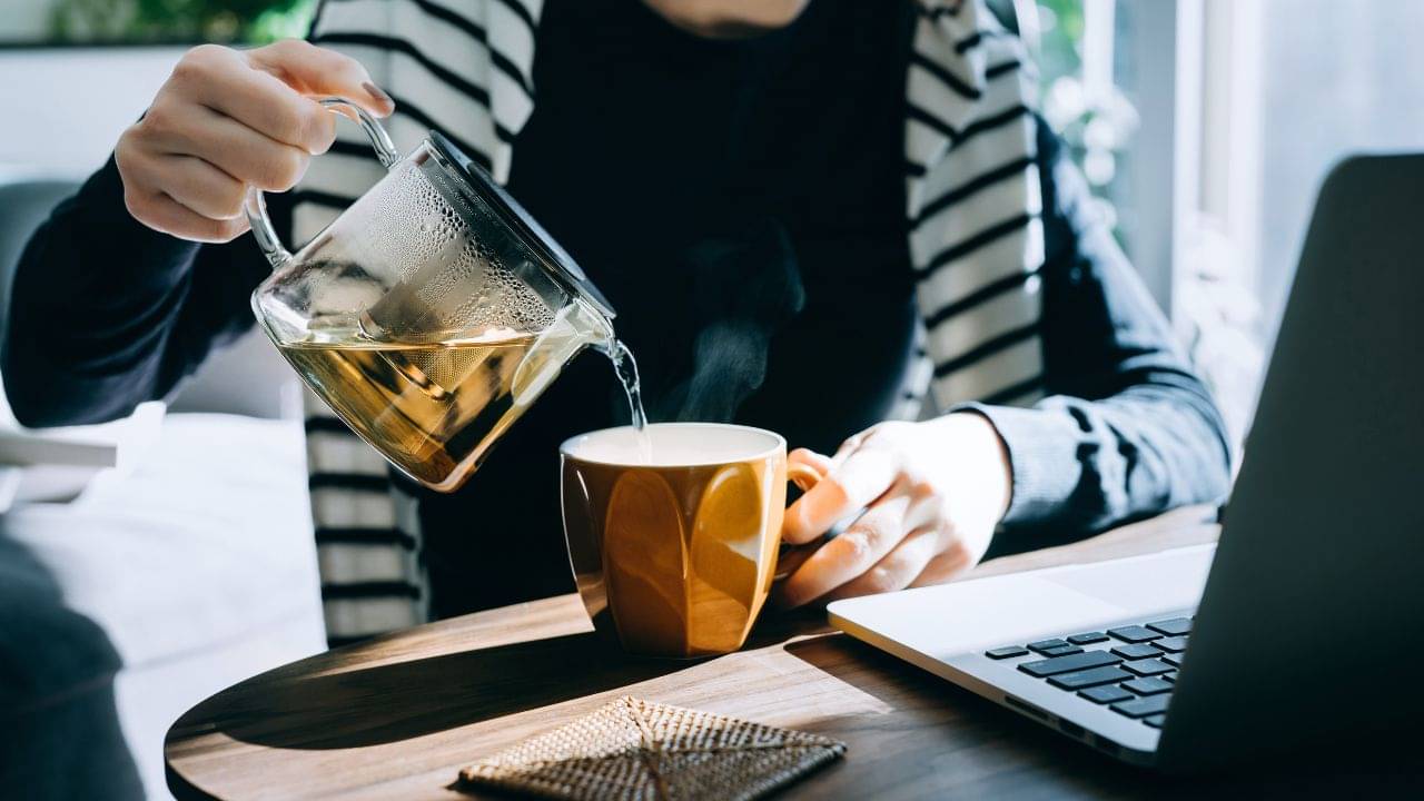 Esophageal Cancer: মুখ পোড়া চা-কফি, খাবার না হলে চলে না? কোন সাংঘাতিক বিপদ ডেকে আনছেন জানেন?