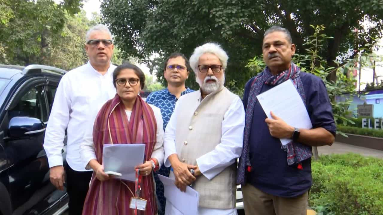 TMC delegates: উপনির্বাচনের ৪ দিন আগে কমিশনে তৃণমূল, হঠাৎ কী হল? TMC delegates: উপনির্বাচনের ৪ দিন আগে কমিশনে তৃণমূল, হঠাৎ কী হল?