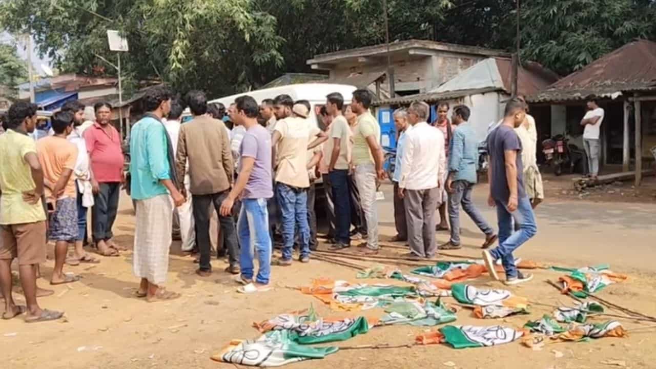Paschim Medinipur: তৃণমূলের পতাকা ছিঁড়ে ফেলার অভিযোগ, কাঠগড়ায় বিজেপি Paschim Medinipur: তৃণমূলের পতাকা ছিঁড়ে ফেলার অভিযোগ, কাঠগড়ায় বিজেপি