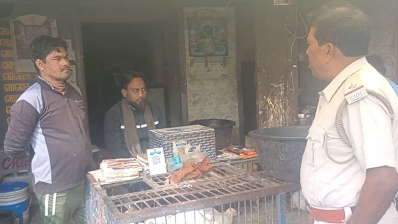 Purulia: এই হয় বাজারে! মুরগির দোকানে যেতেই রেগে লাল আধিকারিকরা Purulia: এই হয় বাজারে! মুরগির দোকানে যেতেই রেগে লাল আধিকারিকরা