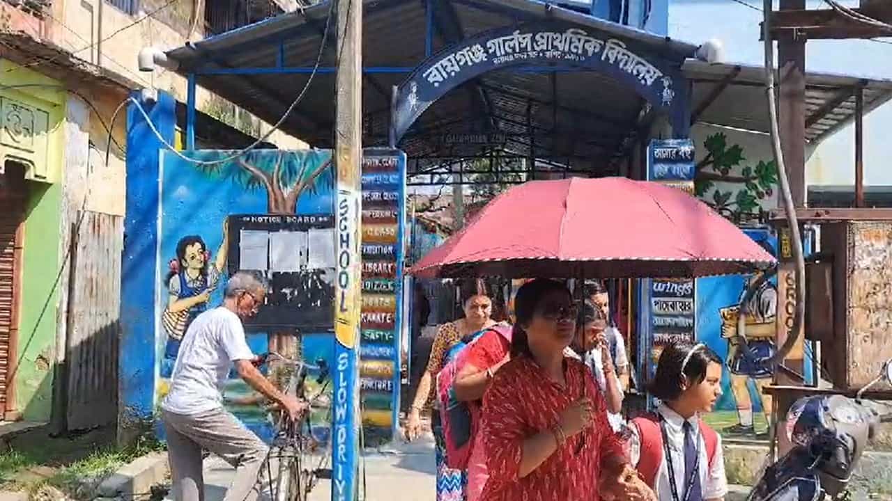Primary School: হাজিরায় কড়াকড়ি, ‘ফাঁকিবাজ’ শিক্ষকদের টাইট দিতে আসছে বিশেষ অ্যাপ Primary School: হাজিরায় কড়াকড়ি, ‘ফাঁকিবাজ’ শিক্ষকদের টাইট দিতে আসছে বিশেষ অ্যাপ