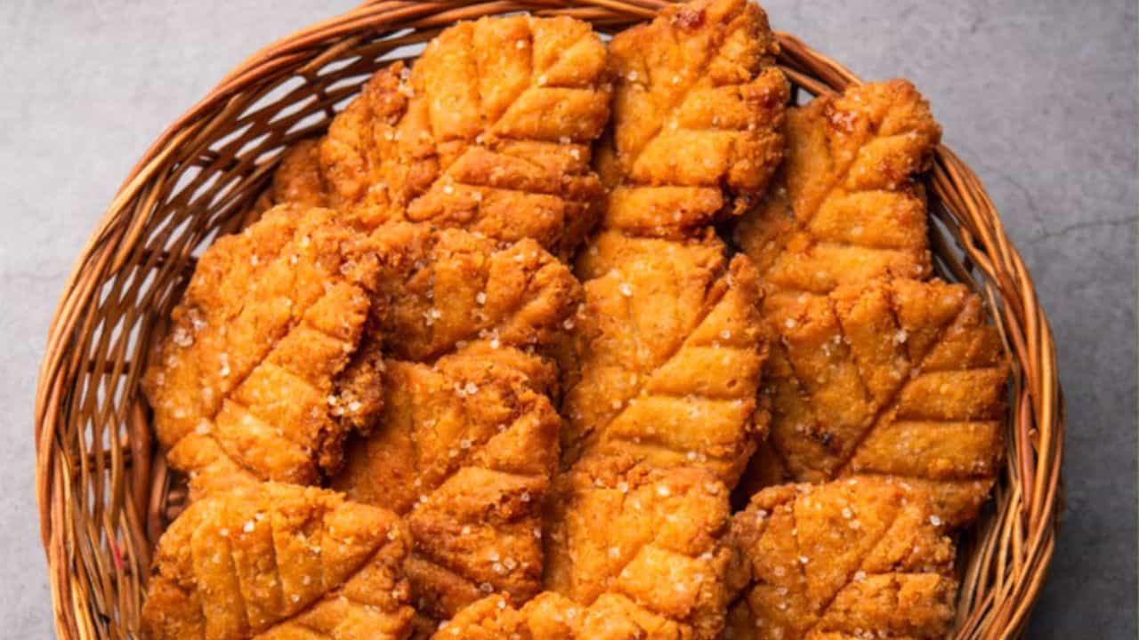 Thekua Recipe: খুব সহজ, ছট পুজোয় মাত্র ২০ মিনিটে বাড়িতেই বানিয়ে নিন ঠেকুয়া! Thekua Recipe: খুব সহজ, ছট পুজোয় মাত্র ২০ মিনিটে বাড়িতেই বানিয়ে নিন ঠেকুয়া!