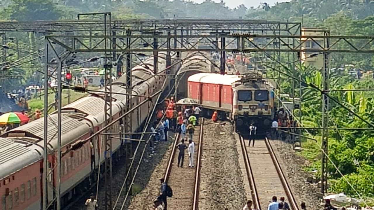 Train Accident: কী কারণে লাইনচ্যুত শালিমার-সেকেন্দ্রাবাদ এক্সপ্রেস? গঠিত হল তদন্ত কমিটি Train Accident: কী কারণে লাইনচ্যুত শালিমার-সেকেন্দ্রাবাদ এক্সপ্রেস? গঠিত হল তদন্ত কমিটি