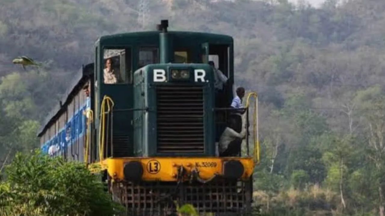 Train: সুড়ঙ্গ দিয়ে এঁকে-বেঁকে ছোটে, এই ট্রেনে চড়তে লাগে না কোনও টিকিট! দেশের অন্দরেই এই রেল রুট সম্পর্কে জানেন?