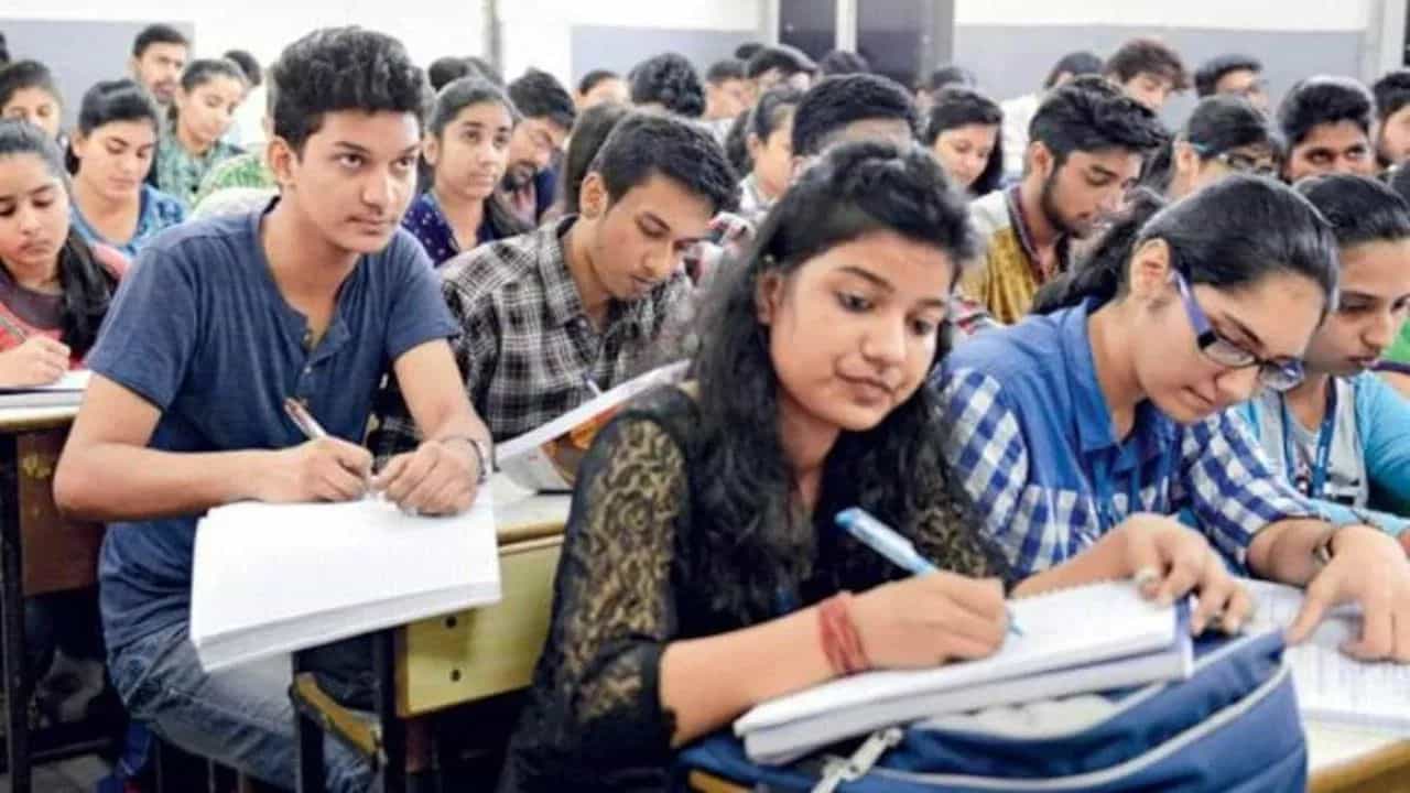Graduation courses: ৪ বছরের আগেই পেয়ে যাবেন ডিগ্রি! গ্র্যাজুয়েশনে ফের নিয়ম বদল করছে UGC Graduation courses: ৪ বছরের আগেই পেয়ে যাবেন ডিগ্রি! গ্র্যাজুয়েশনে ফের নিয়ম বদল করছে UGC