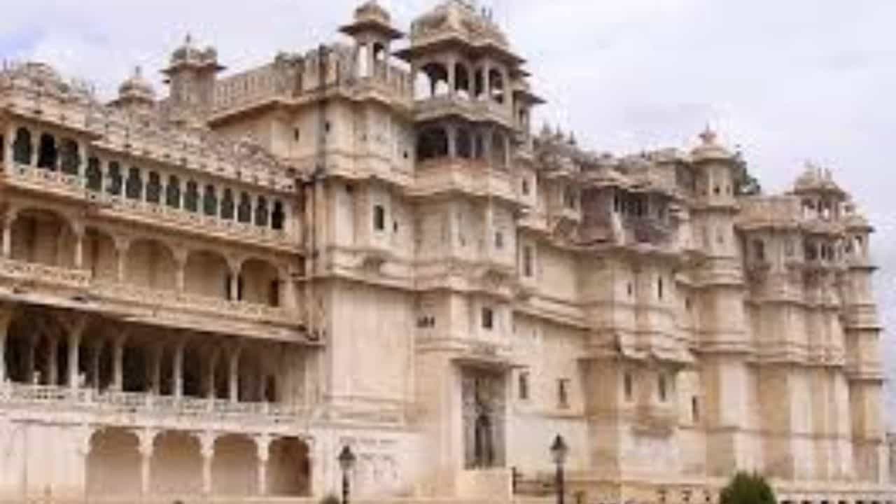 উদয়পুর প্রাসাদের গেটে মারামারি মেবারের রাজাদের! সিনেমাও ডাহা ফেল করছে রাজপরিবারের এই কেচ্ছার সামনে উদয়পুর প্রাসাদের গেটে মারামারি মেবারের রাজাদের! সিনেমাও ডাহা ফেল করছে রাজপরিবারের এই কেচ্ছার সামনে