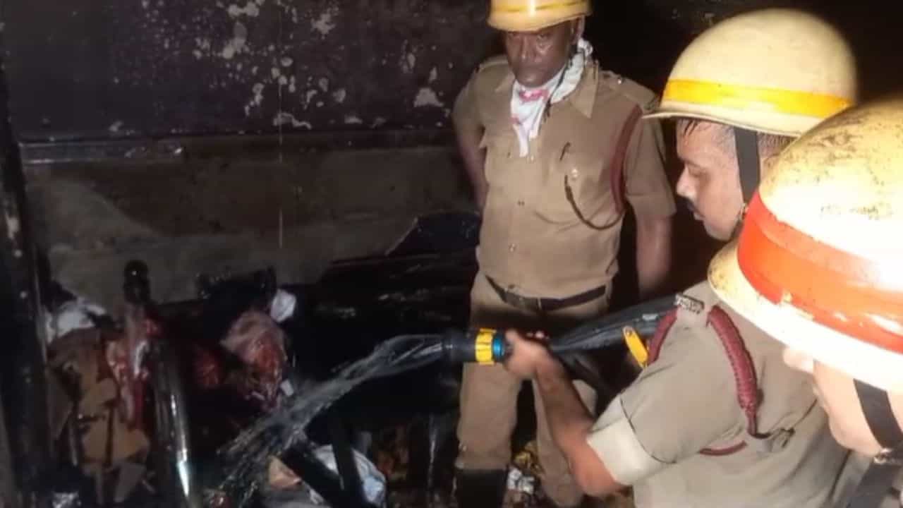 Uluberia: ফুলঝুড়ির ফুলকি থেকে আগুন, উলুবেড়িয়ায় বাড়ির ভিতরই ঝলসে মৃত্যু তিন শিশুর Uluberia: ফুলঝুড়ির ফুলকি থেকে আগুন, উলুবেড়িয়ায় বাড়ির ভিতরই ঝলসে মৃত্যু তিন শিশুর