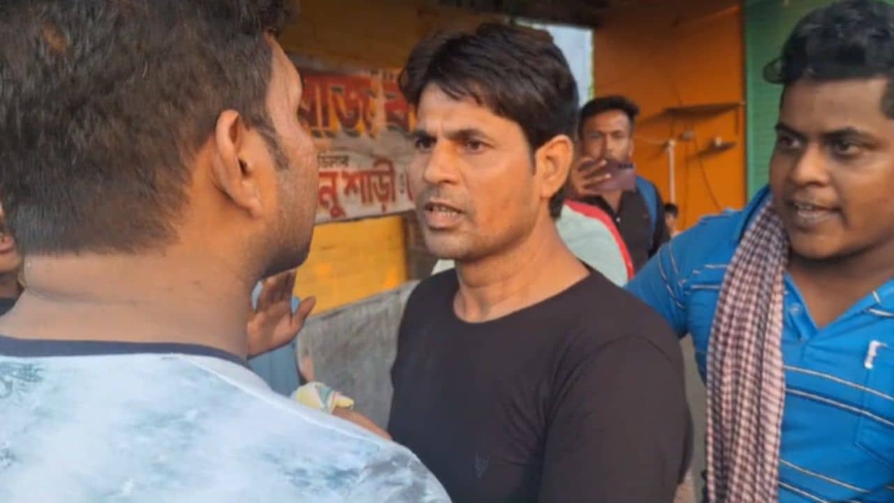 Murshidabad: বিবাহিত মহিলাকে কন্যাশ্রী প্রকল্পের টাকা পাইয়ে দিতে এসেছিলেন যুবক! পাড়ার লোক দুজনকে যে অবস্থায় দেখল