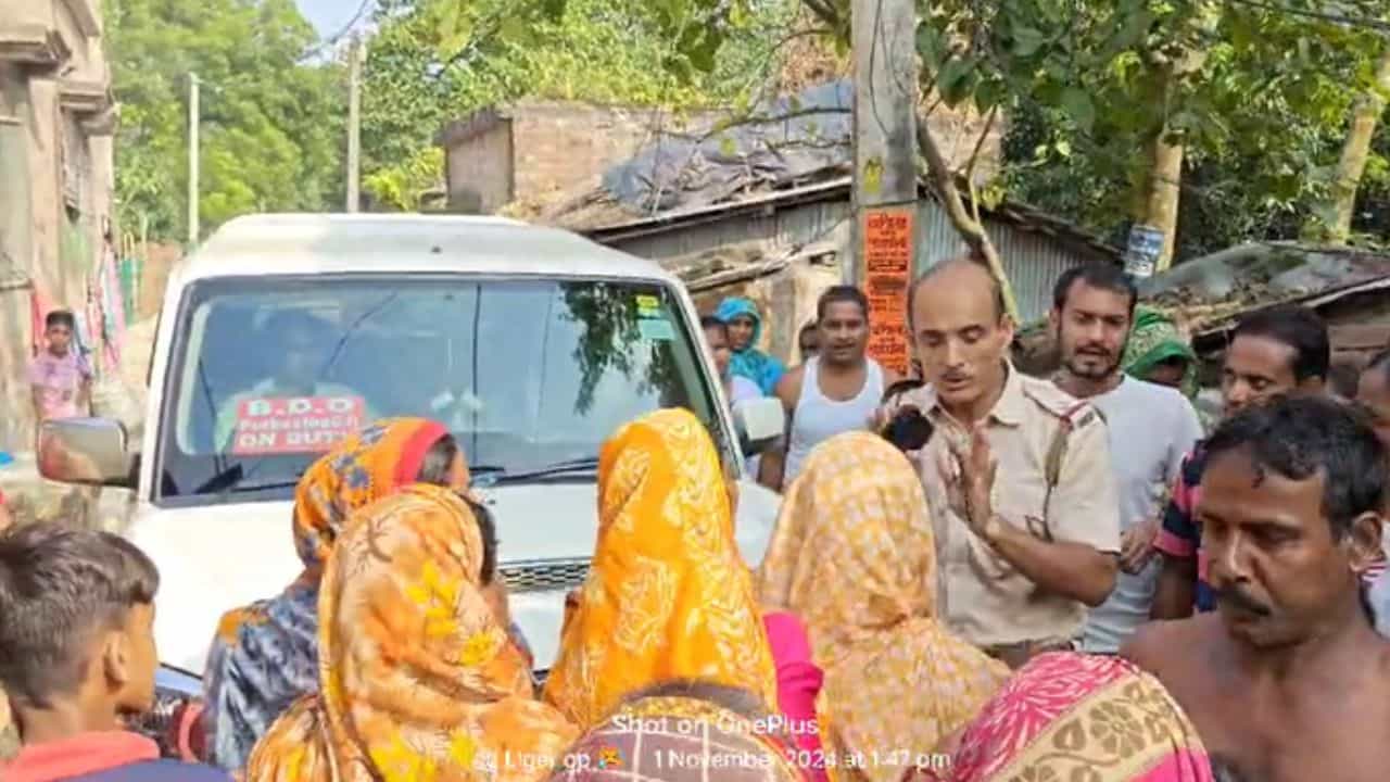 Katwa: আবাস যোজনার সমীক্ষা করতে গিয়ে ঘেরাও বিডিও Katwa: আবাস যোজনার সমীক্ষা করতে গিয়ে ঘেরাও বিডিও