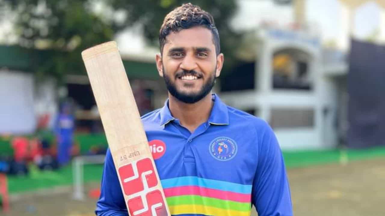 Urvil Patel: টি-২০-তে দ্রুততম সেঞ্চুরি নিলামে অবিক্রিত উর্ভিলের, ভাঙলেন ২৭ কোটির পন্থের রেকর্ড Urvil Patel: টি-২০-তে দ্রুততম সেঞ্চুরি নিলামে অবিক্রিত উর্ভিলের, ভাঙলেন ২৭ কোটির পন্থের রেকর্ড