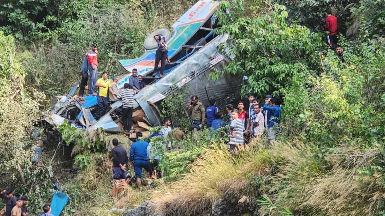 Uttarakhand Accident: উত্তরাখণ্ডে ২০০ ফুট গভীর খাদে ছিটকে পড়ল বাস, মৃত কমপক্ষে ২০, জারি উদ্ধারকাজ Uttarakhand Accident: উত্তরাখণ্ডে ২০০ ফুট গভীর খাদে ছিটকে পড়ল বাস, মৃত কমপক্ষে ২০, জারি উদ্ধারকাজ