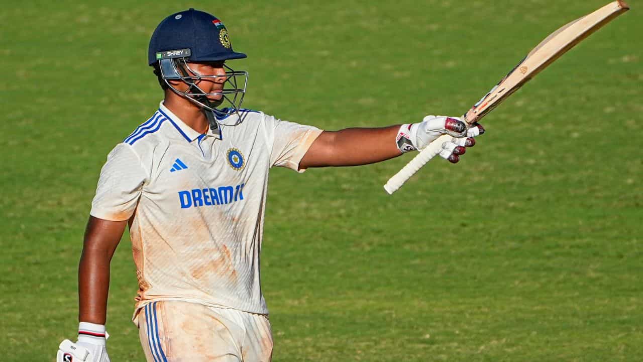 RR, IPL 2025: ১৩ বছরে আইপিএল? বয়স বিতর্কে সরাসরি চ্যালেঞ্জ জানালেন বৈভবের বাবা RR, IPL 2025: ১৩ বছরে আইপিএল? বয়স বিতর্কে সরাসরি চ্যালেঞ্জ জানালেন বৈভবের বাবা