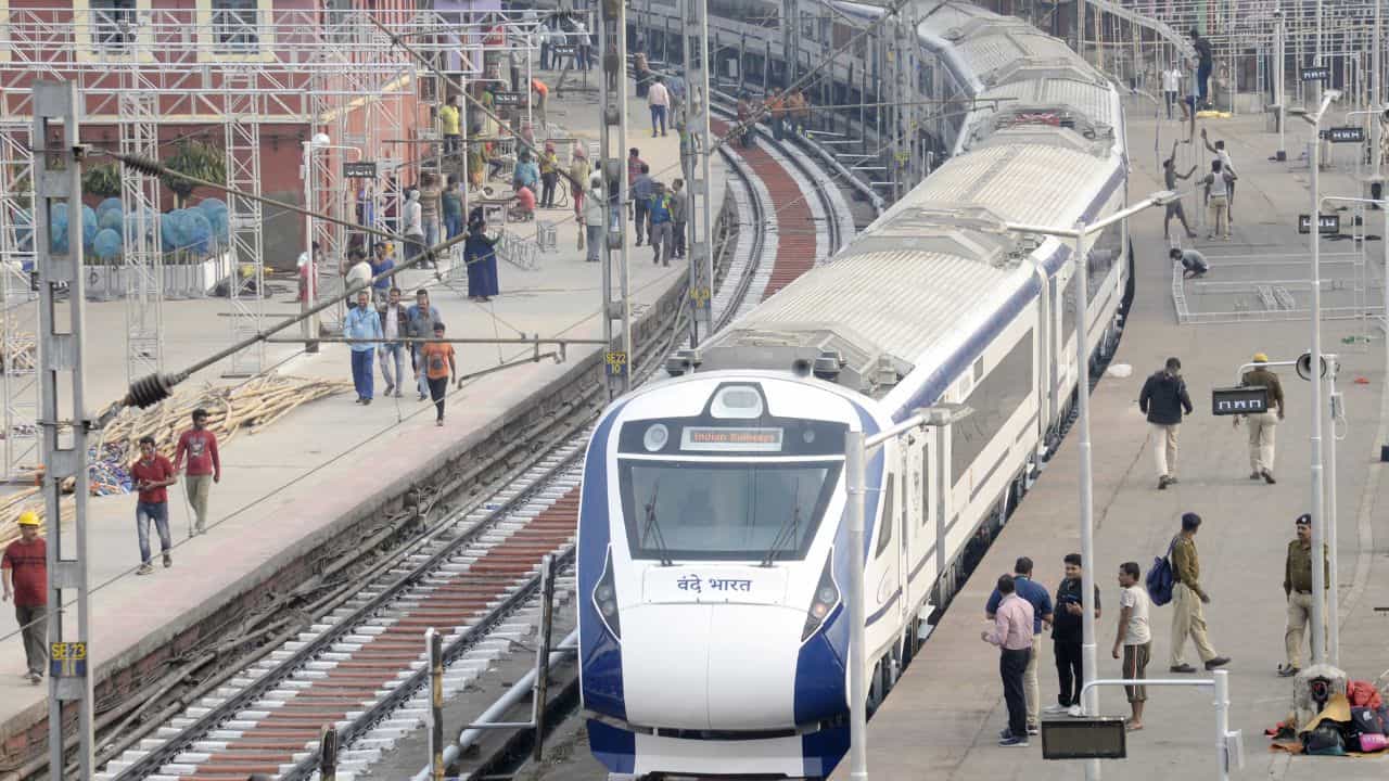 Vande Bharat Express: বন্দে ভারত এক্সপ্রেসের গতি কি কমিয়ে দেওয়া হবে? Vande Bharat Express: বন্দে ভারত এক্সপ্রেসের গতি কি কমিয়ে দেওয়া হবে?