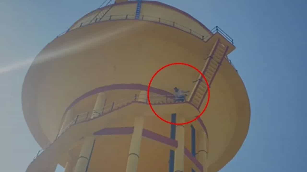 Viral: জলের ট্যাঙ্কের ছাদে যুবক, মিনিটে মিনিটে দিলেন 'থ্রেট', ৫ ঘণ্টার টানটান নাটক শেষে কী হল? Viral: জলের ট্যাঙ্কের ছাদে যুবক, মিনিটে মিনিটে দিলেন 'থ্রেট', ৫ ঘণ্টার টানটান নাটক শেষে কী হল?