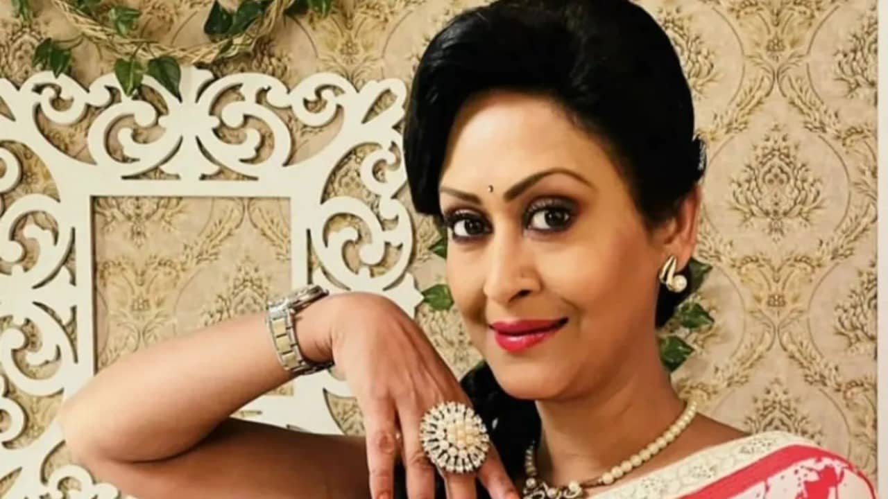 অনেকদিন ক্যামেরা থেকে দূরে ইন্দ্রাণী, ভাইরাল ভিডিয়োয় অভিনেত্রীকে দেখলে চমকে যাবেন!