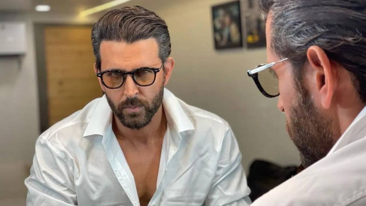 বলিউডের নায়িকার সঙ্গে হৃত্বিকের পরকীয়া? সম্পর্কে স্বীকৃতি দাবি করতেই বিপত্তি...