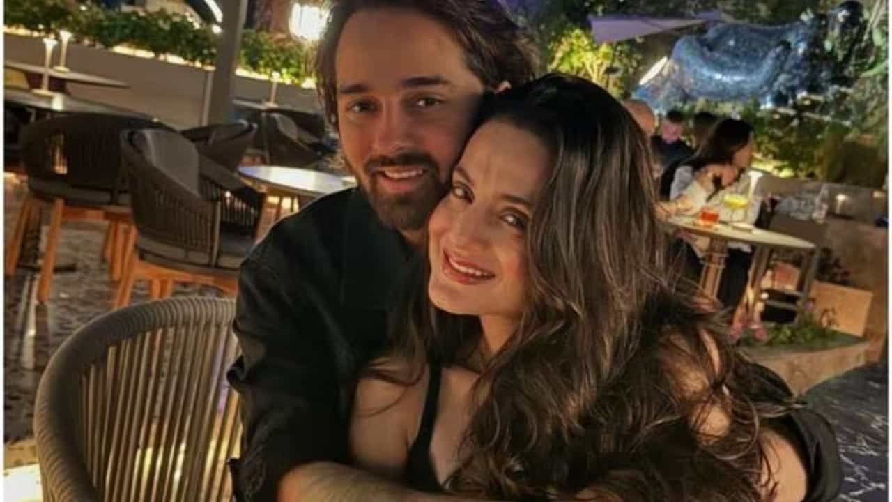 'দেখতে পুরো মা-ছেলের মতো...', চর্চিত প্রেমিকের সঙ্গে ভাইরাল আমিশার ছবি 'দেখতে পুরো মা-ছেলের মতো...', চর্চিত প্রেমিকের সঙ্গে ভাইরাল আমিশার ছবি