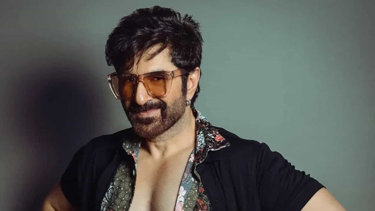 মধ্যরাতে জিতের বাড়ির সামনে..., শোরগোল শুনেই বারান্দায় অভিনেতা মধ্যরাতে জিতের বাড়ির সামনে..., শোরগোল শুনেই বারান্দায় অভিনেতা